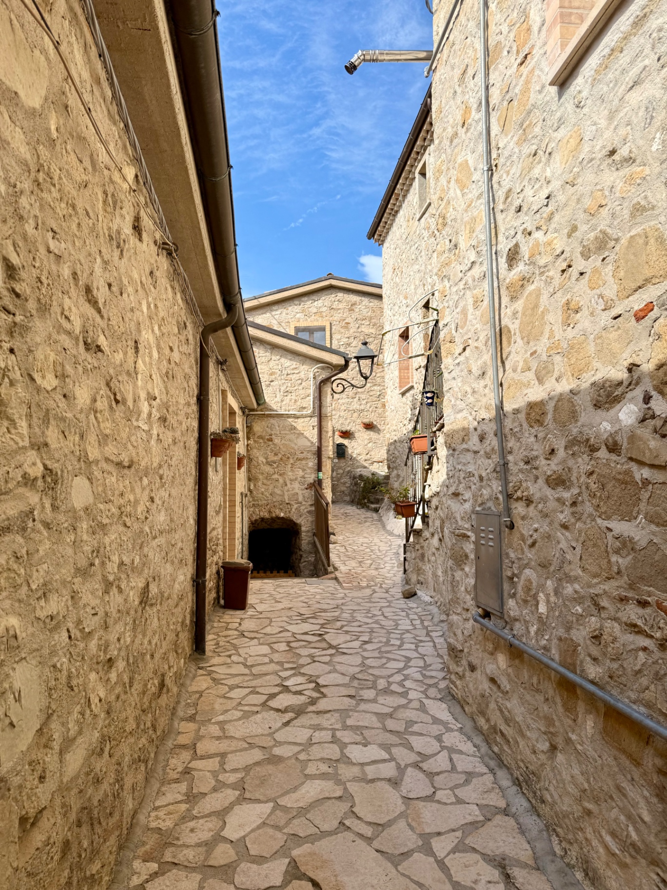 Stradina in pietra del borgo