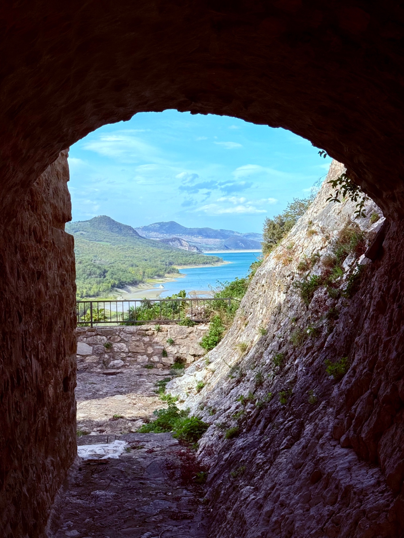 Vista sul lago di Bomba da un arco in pietra
