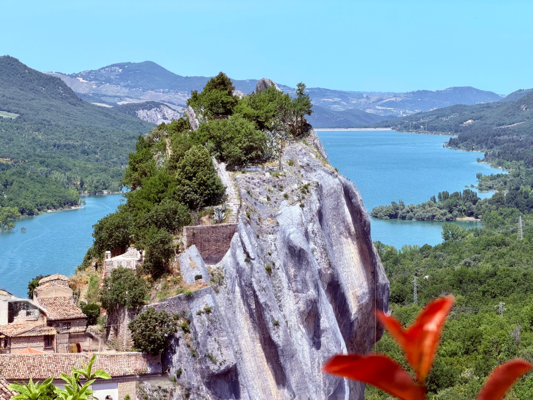 Rocca di Pietraferrazzana sul lago di Bomba