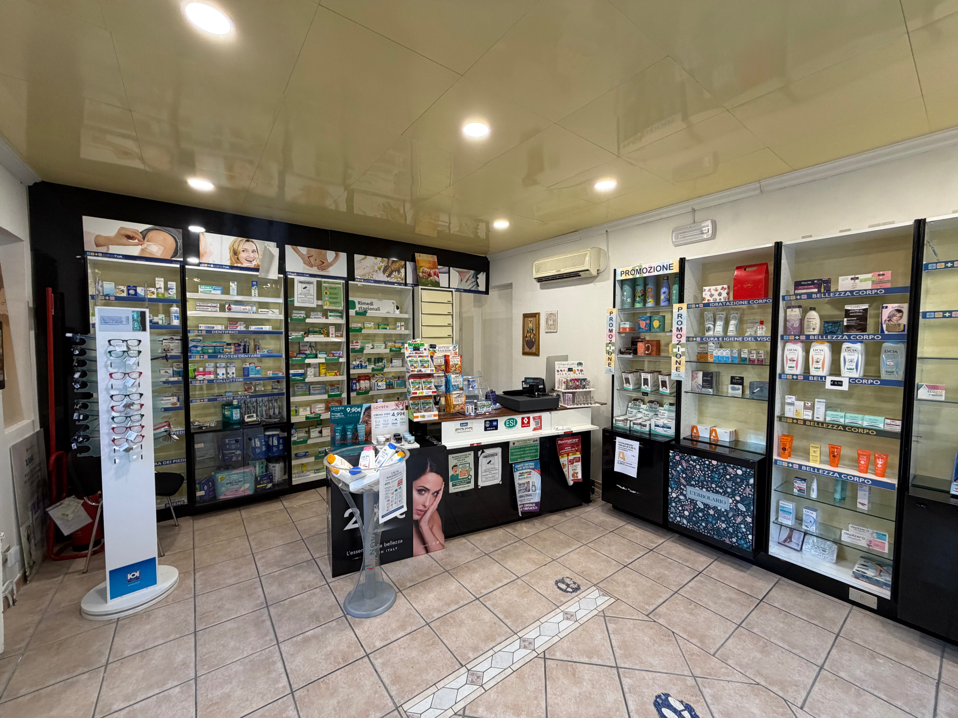 Interno della Farmacia Ramone — banco e scaffali